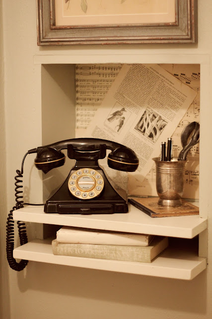 Vintage téléphone fixe sur étagère en bois
