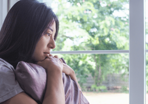 Illustration d'une femme réfléchissant, symbolisant la rumination mentale