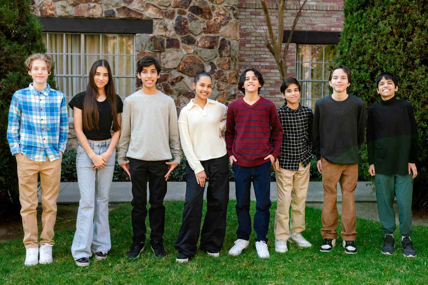 Les octuplés, aujourd'hui adolescents, posant ensemble dans un cadre familial