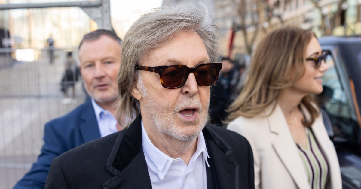 Paul McCartney avec un chignon lors de ses vacances
