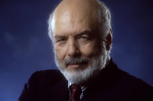 Portrait de Pernell Roberts, souriant et regardant droit devant lui