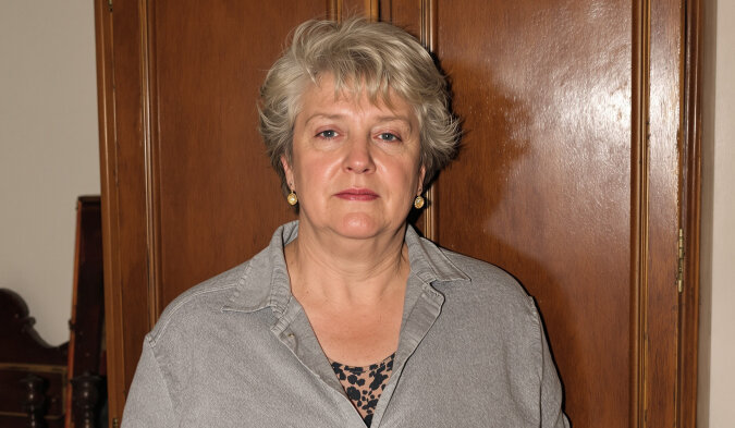 Photo d'archives familiales en noir et blanc posées sur une table