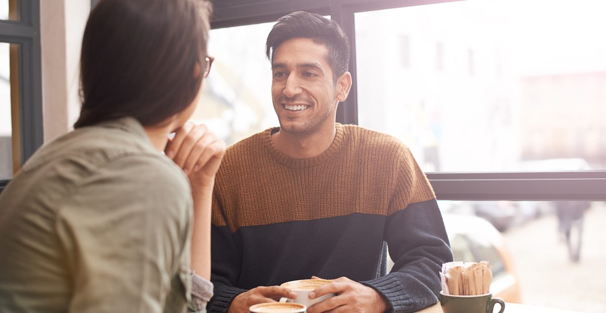 Femme r&eacute;fl&eacute;chissant, regardant par la fen&ecirc;tre