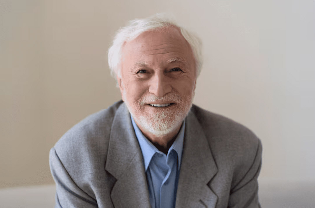 Personne âgée tenant un verre d'eau