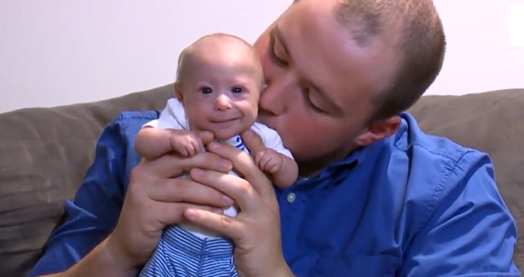 Les parents de Mathieu le regardent avec tendresse, souriants