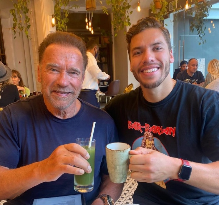 Arnold Schwarzenegger et Joseph Baena partageant un moment complice