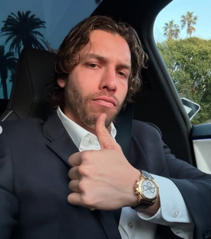 Joseph Baena montrant son physique athlétique