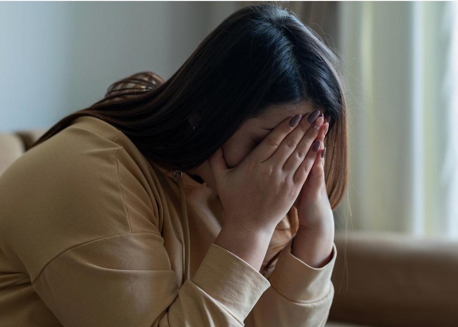 Gros plan sur l'&eacute;paule d'un nouveau-n&eacute;, montrant une petite tache de naissance.