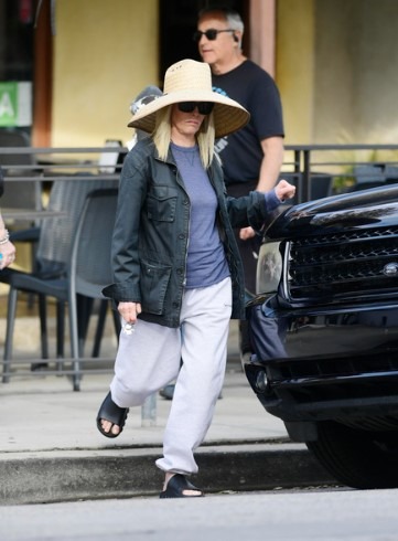 Kim Basinger r&eacute;cente, sourire discret et style sobre