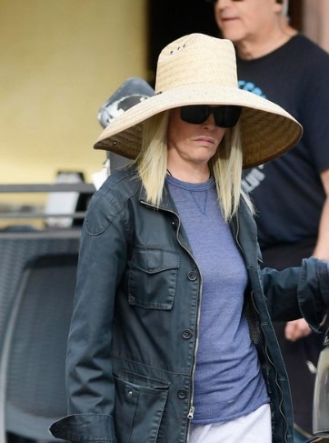 Kim Basinger marchant, style d&eacute;contract&eacute;