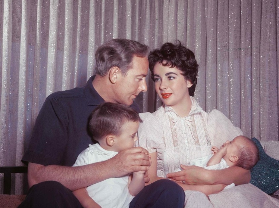 Photo d'Elizabeth Taylor tenant son jeune fils Michael dans ses bras