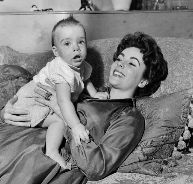 Portrait en noir et blanc d'Elizabeth Taylor et de son fils adolescent, souriants