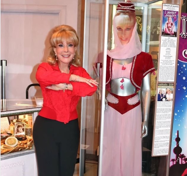 Barbara Eden en conversation, semblant réfléchie