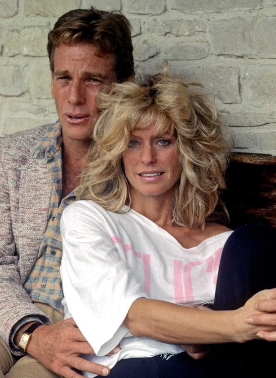 Photo de Ryan O'Neal et Farrah Fawcett enlacés et souriants