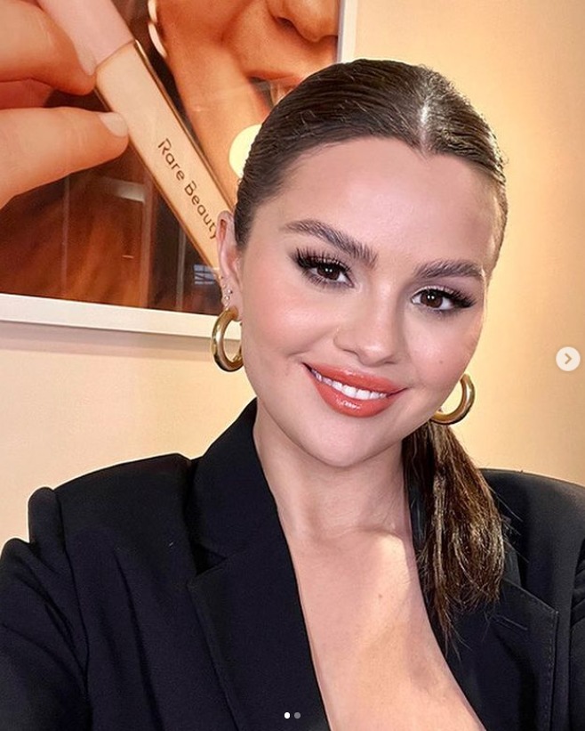 Portrait contemporain et serein de Selena Gomez