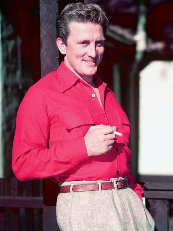 Kirk Douglas dans un film, expression intense