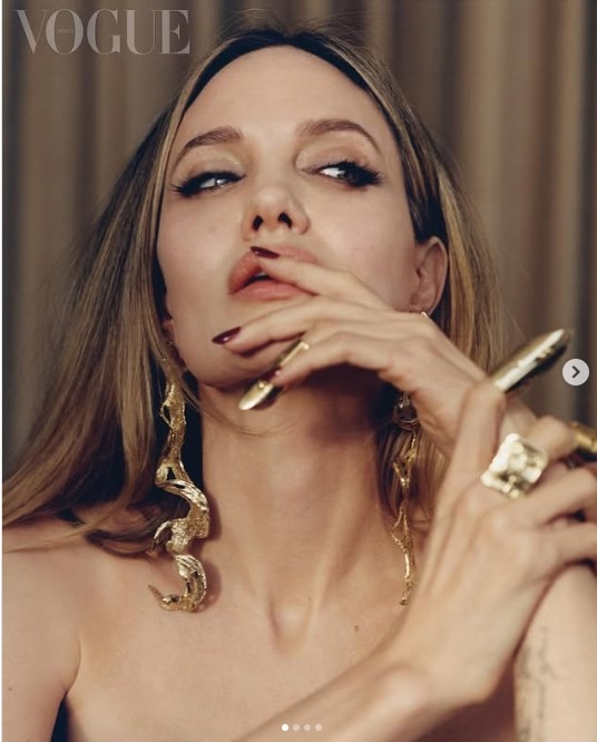 Angelina Jolie lors du shooting, regard posé