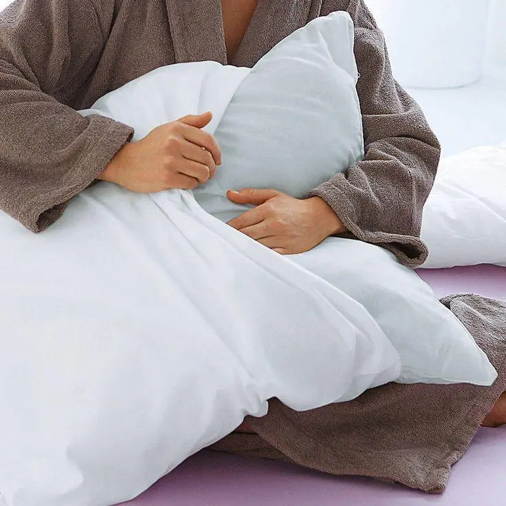 Prot&egrave;ge-oreiller blanc imperm&eacute;able sur un lit