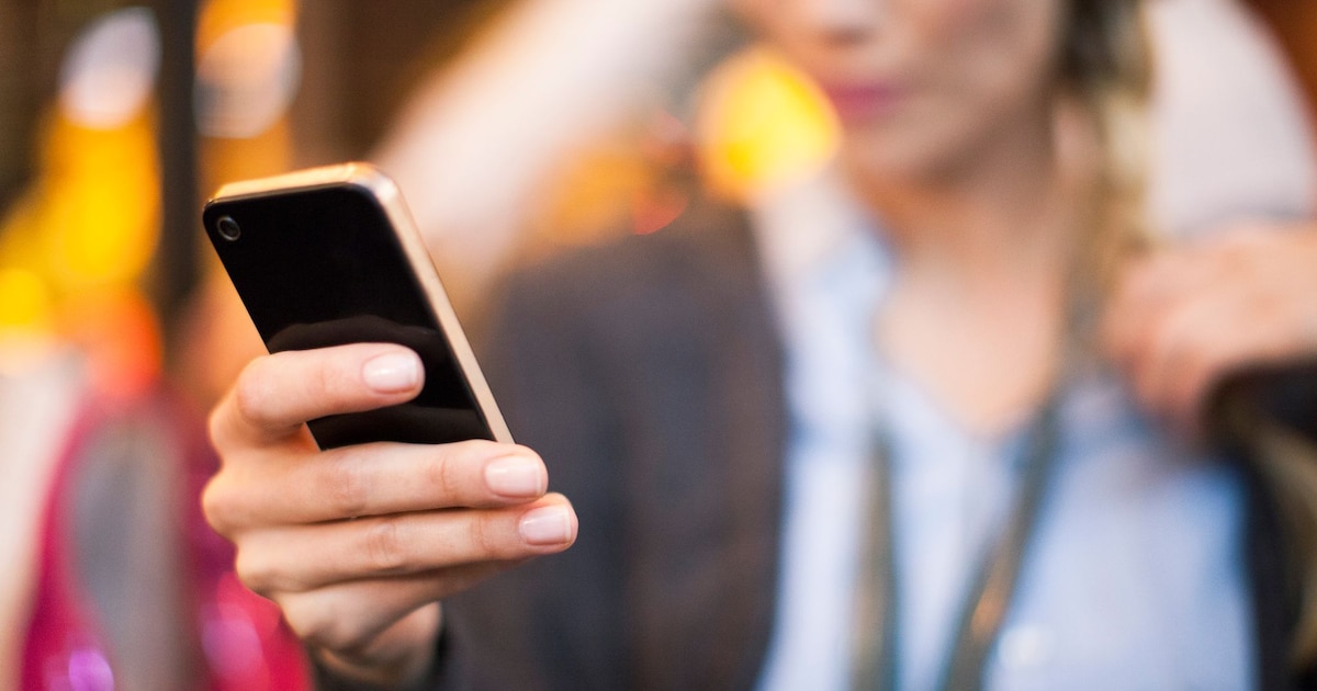 Téléphone portable posé sur une table, écran affichant un appel entrant