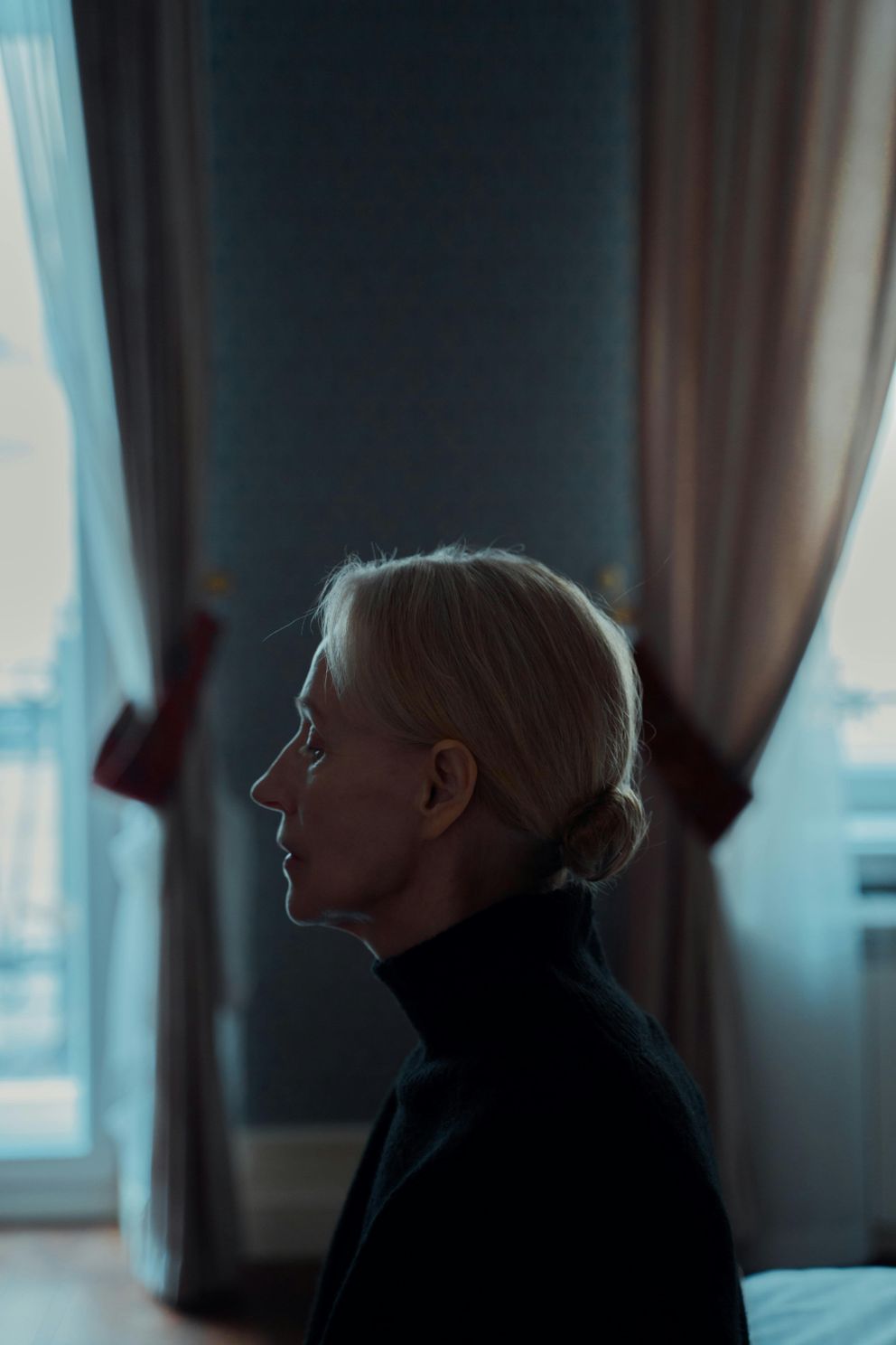 Porte close dans un couloir calme d'établissement