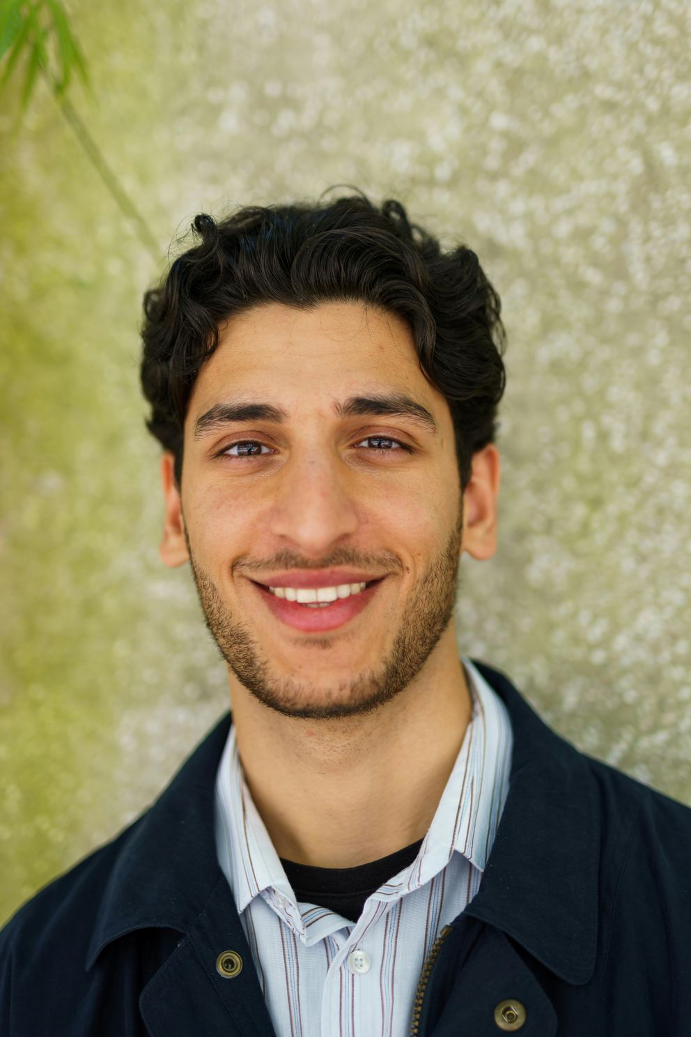 Mère et fils âgé se tenant la main sur un banc, réconciliés