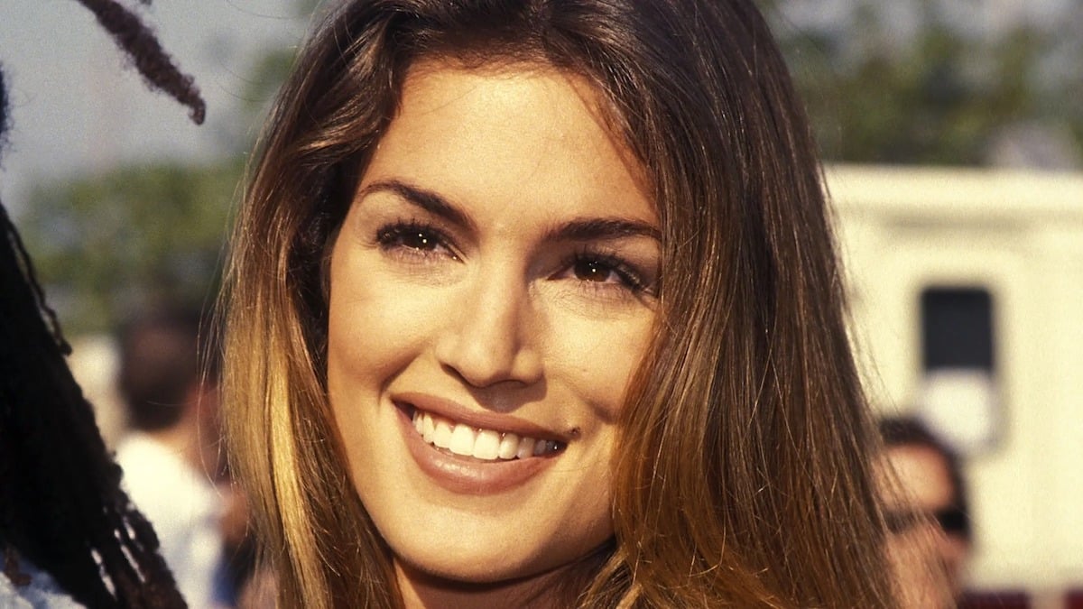 Cindy Crawford posant avec élégance, sourire rayonnant