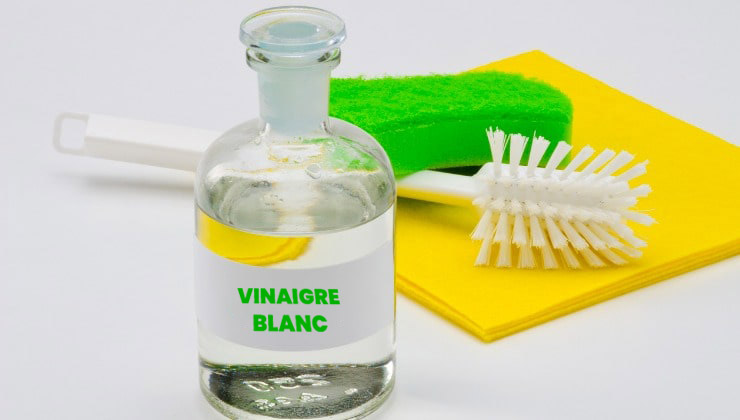 Bouteille de vinaigre blanc ménager et verre mesureur