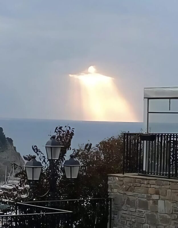 Gros plan sur la formation nuageuse ressemblant &agrave; une silhouette humaine