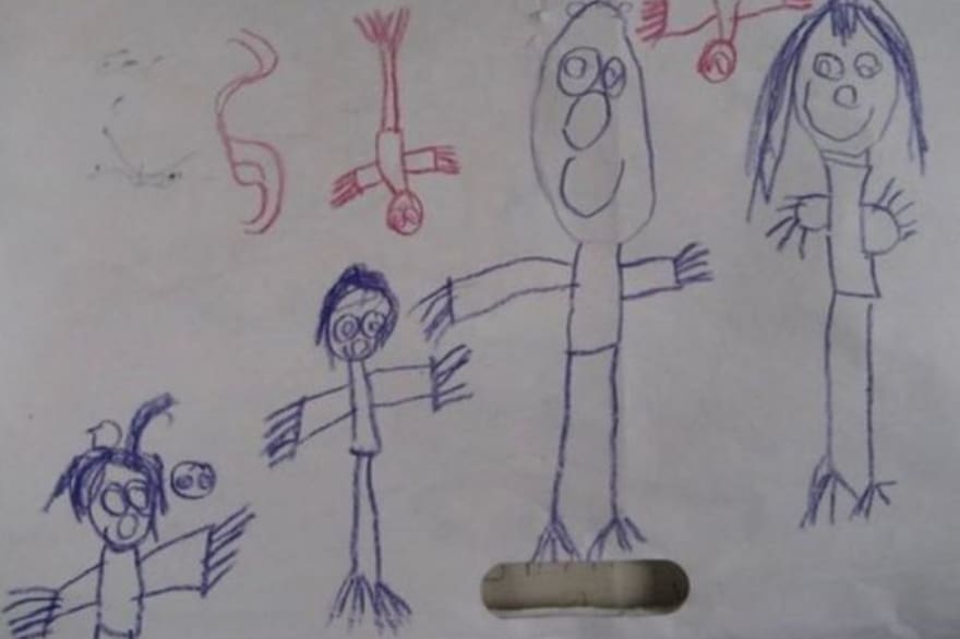 Enfant dessinant avec concentration