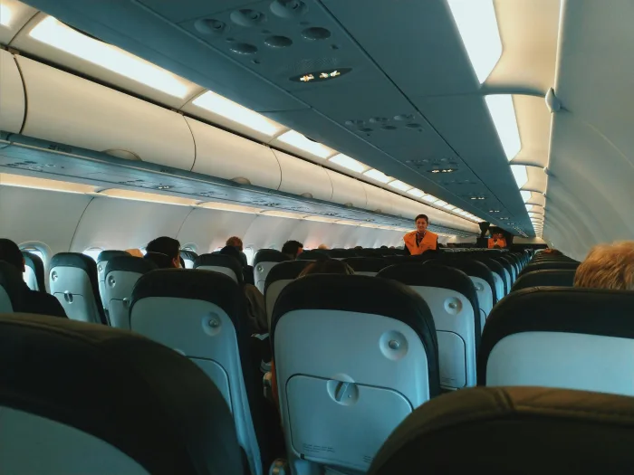 Agents de bord en position de sécurité dans un avion