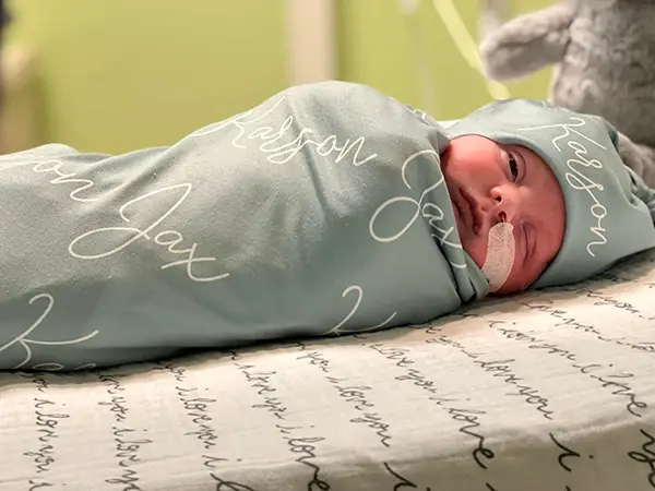 B&eacute;b&eacute; Karson souriant apr&egrave;s son r&eacute;tablissement
