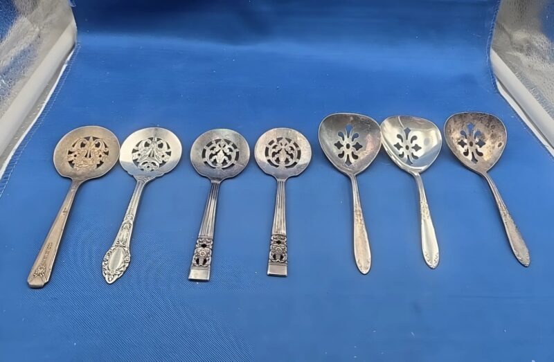 Chocolats présentés avec une cuillère à bonbons ancienne