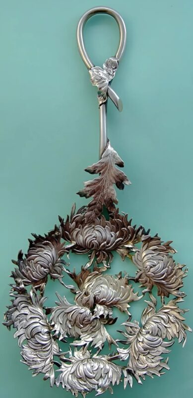 Cuillère ancienne au design délicat et incurvé