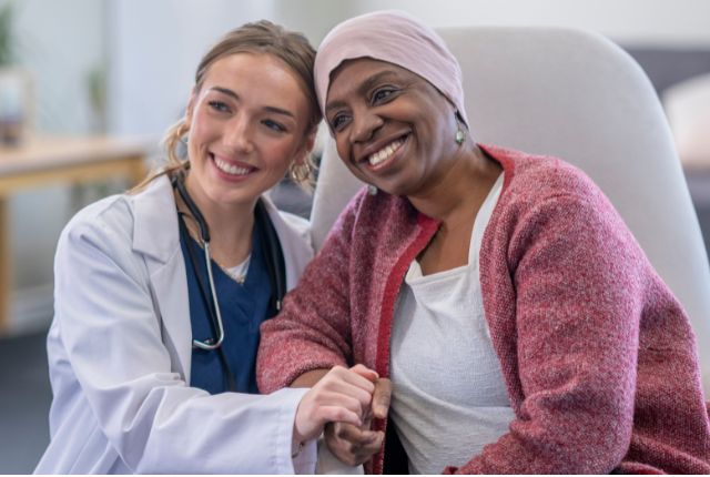 Femme réalisant un examen médical