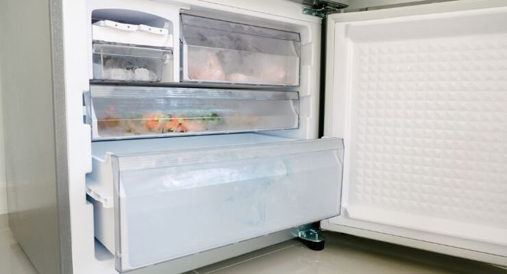 Cong&eacute;lateur propre et bien organis&eacute; apr&egrave;s l'application de l'astuce