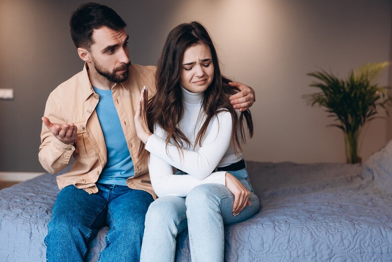 Couple en désaccord dans leur salon
