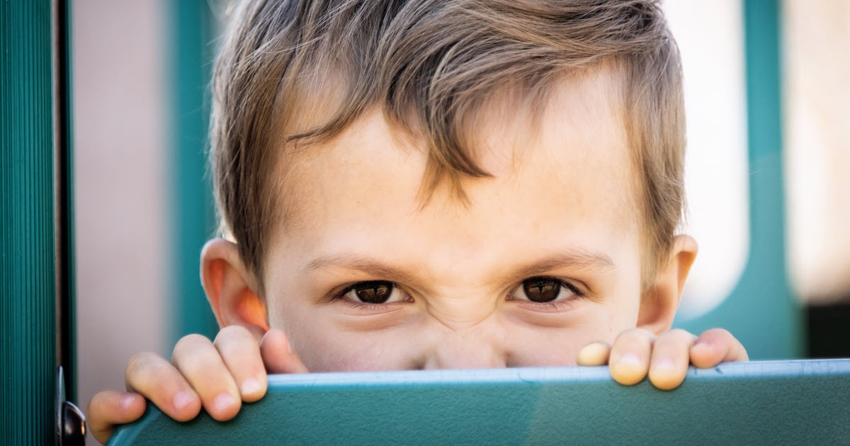 Un jeune enfant faisant une crise de col&egrave;re, illustrant les d&eacute;fis du quotidien