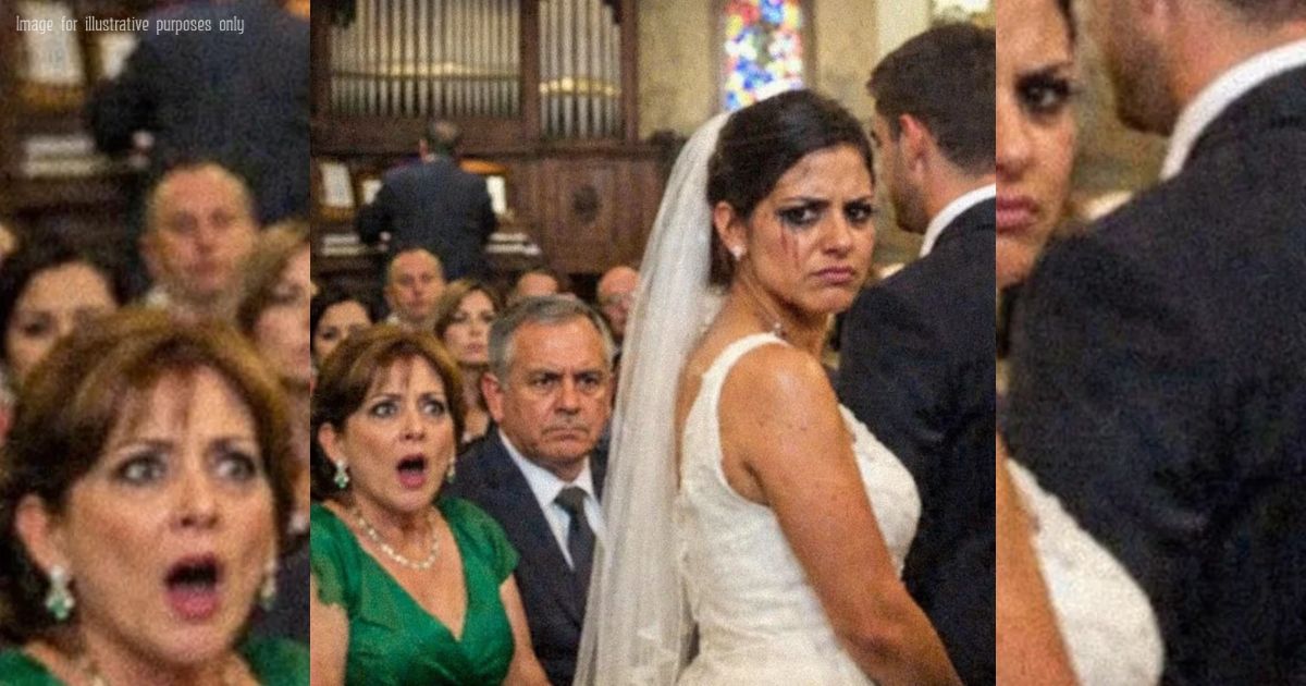 Femme en robe de mariée debout seule, dos à une foule floue, posture déterminée