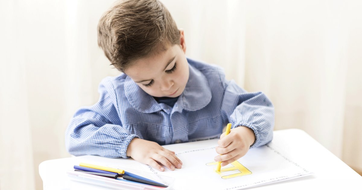 Enfant gaucher en train de dessiner