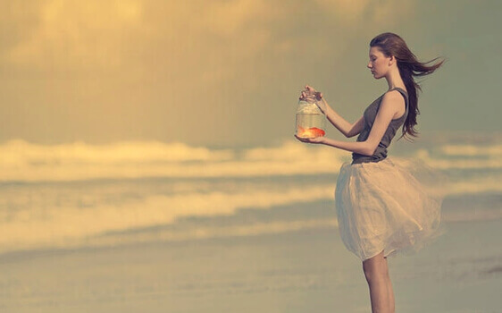 Femme souriante tenant un bocal, symbole d'harmonie