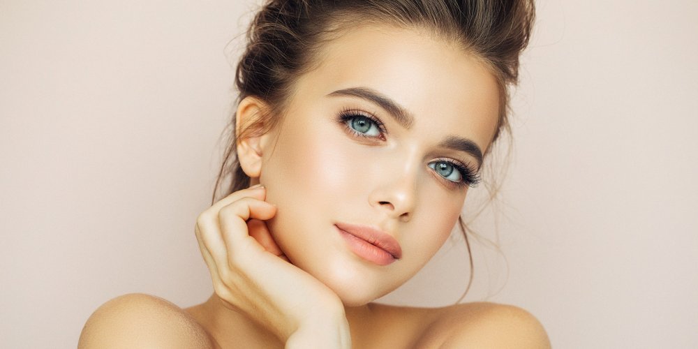 Femme au visage lumineux et à la peau nette