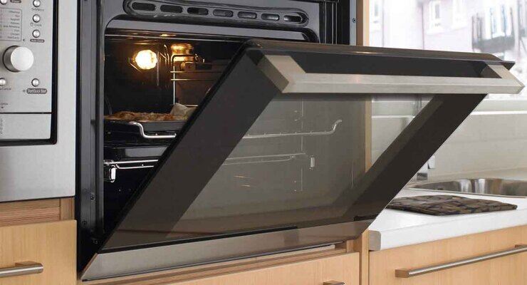 Four encrass&eacute; avec une vitre opaque