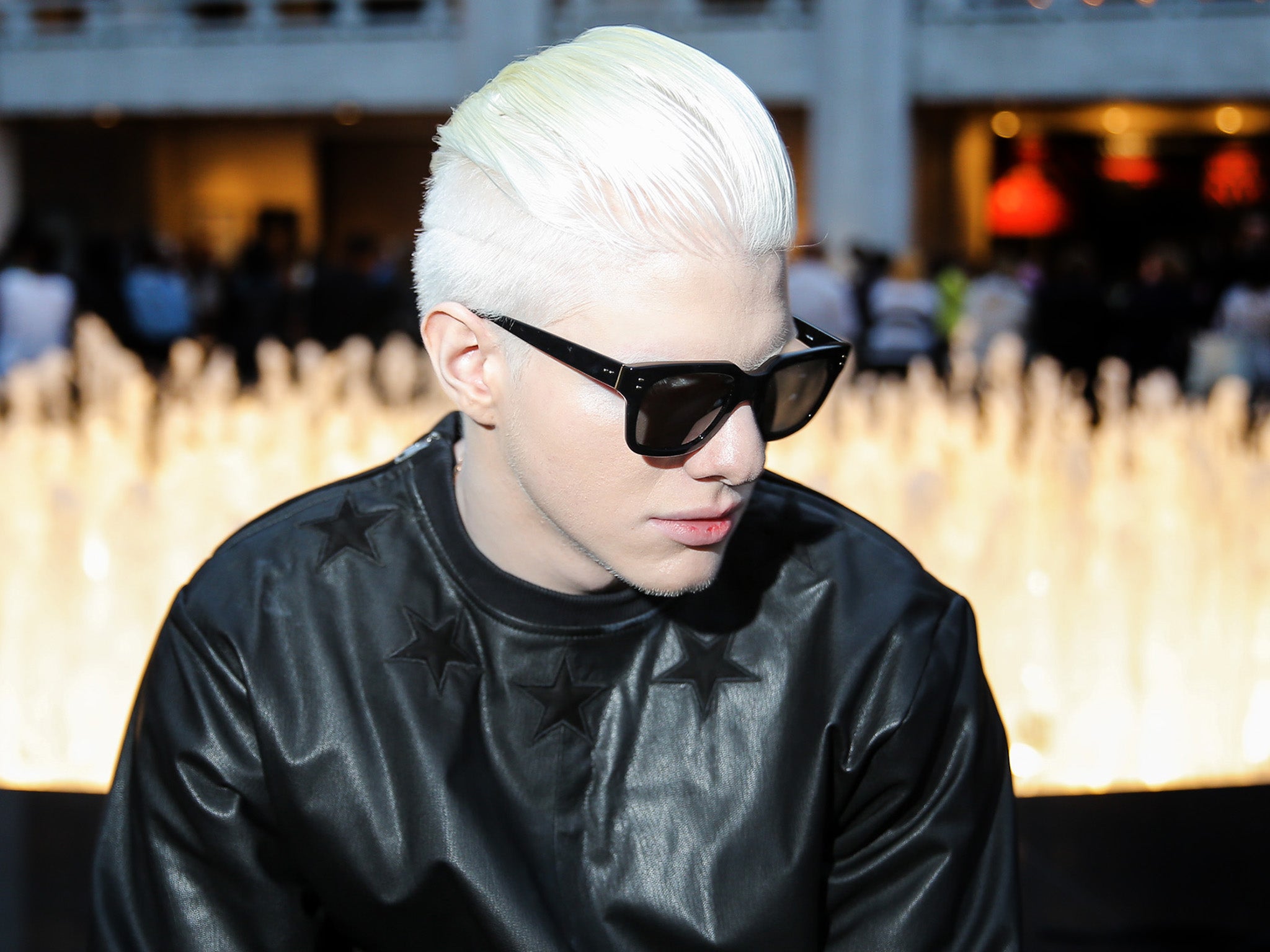 Portrait de Bera Ivanichvili, un homme albinos aux cheveux clairs et au regard per&ccedil;ant