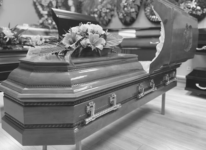 Sculpture funéraire représentant un policier assis avec son chien