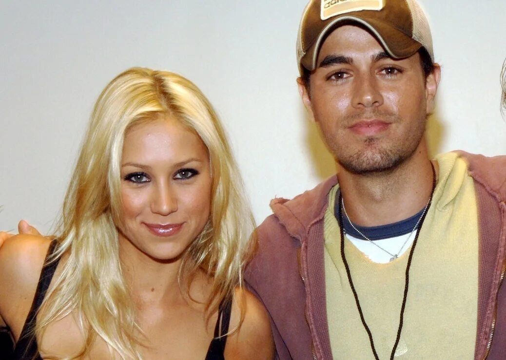 Enrique Iglesias et Anna Kournikova souriants en couple