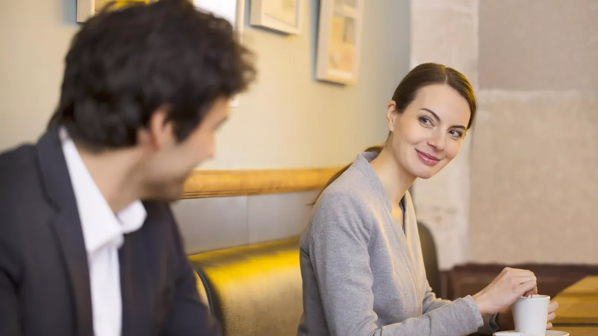 Couple discutant calmement, illustration d'une communication claire