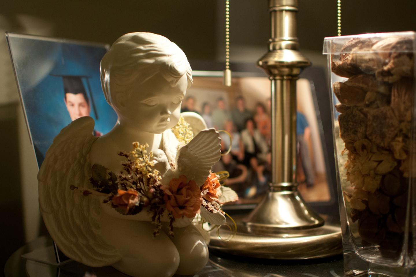 Personne inspirant le parfum d'une fleur, symbole des souvenirs olfactifs