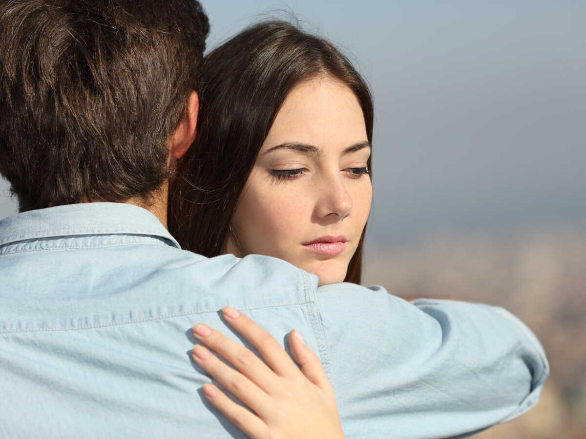 Illustration d'une femme r&eacute;fl&eacute;chissant, &eacute;voquant les signes d'infid&eacute;lit&eacute;