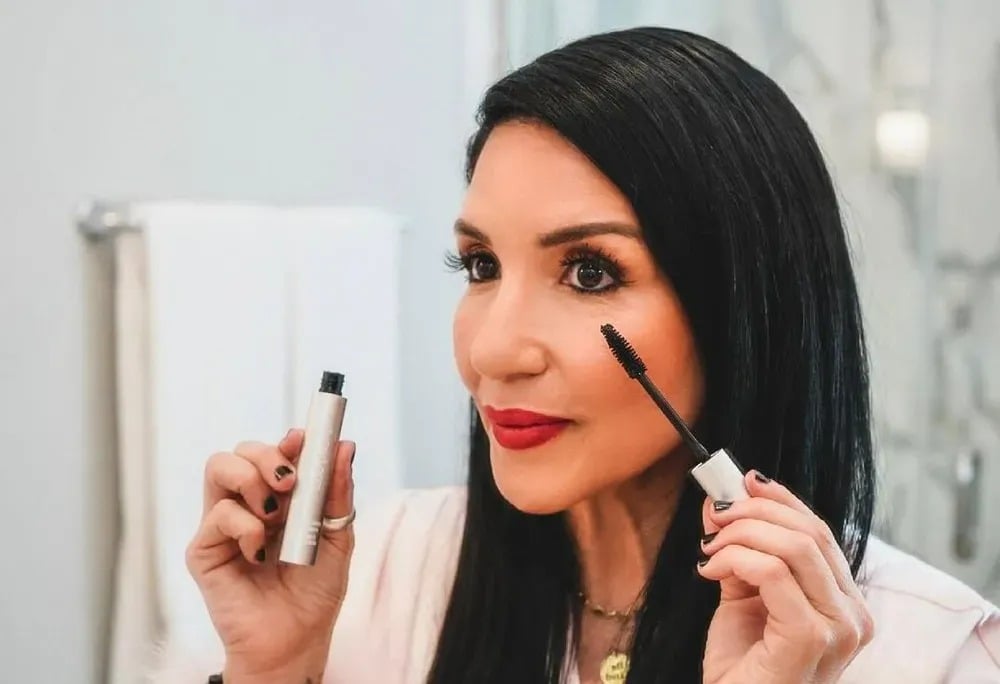 Femme appliquant du maquillage l&eacute;ger