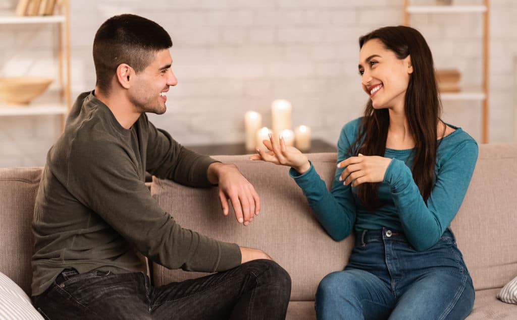 Couple se réconfortant mutuellement